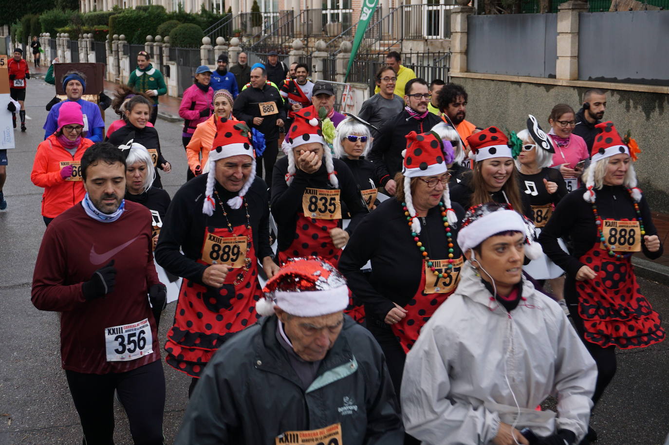 Los alegres y divertidos disfraces cobran protagonismo cada año en la Carrera del Turrón de Arroyo. 