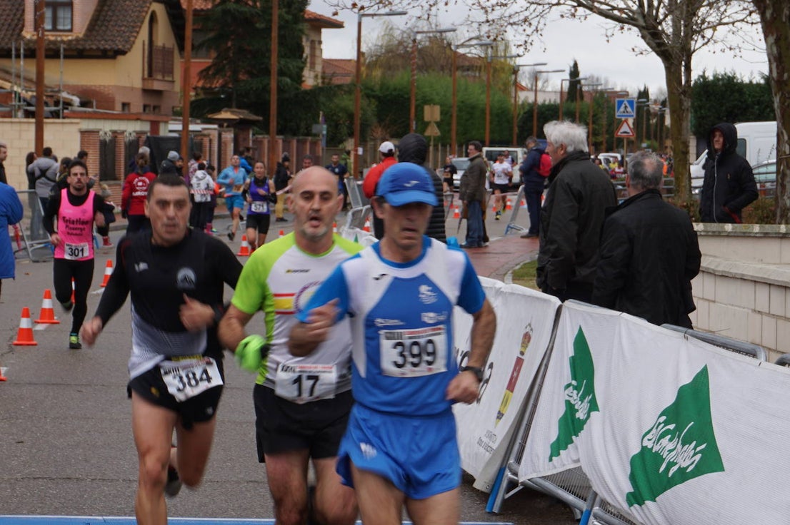 Los alegres y divertidos disfraces cobran protagonismo cada año en la Carrera del Turrón de Arroyo. 