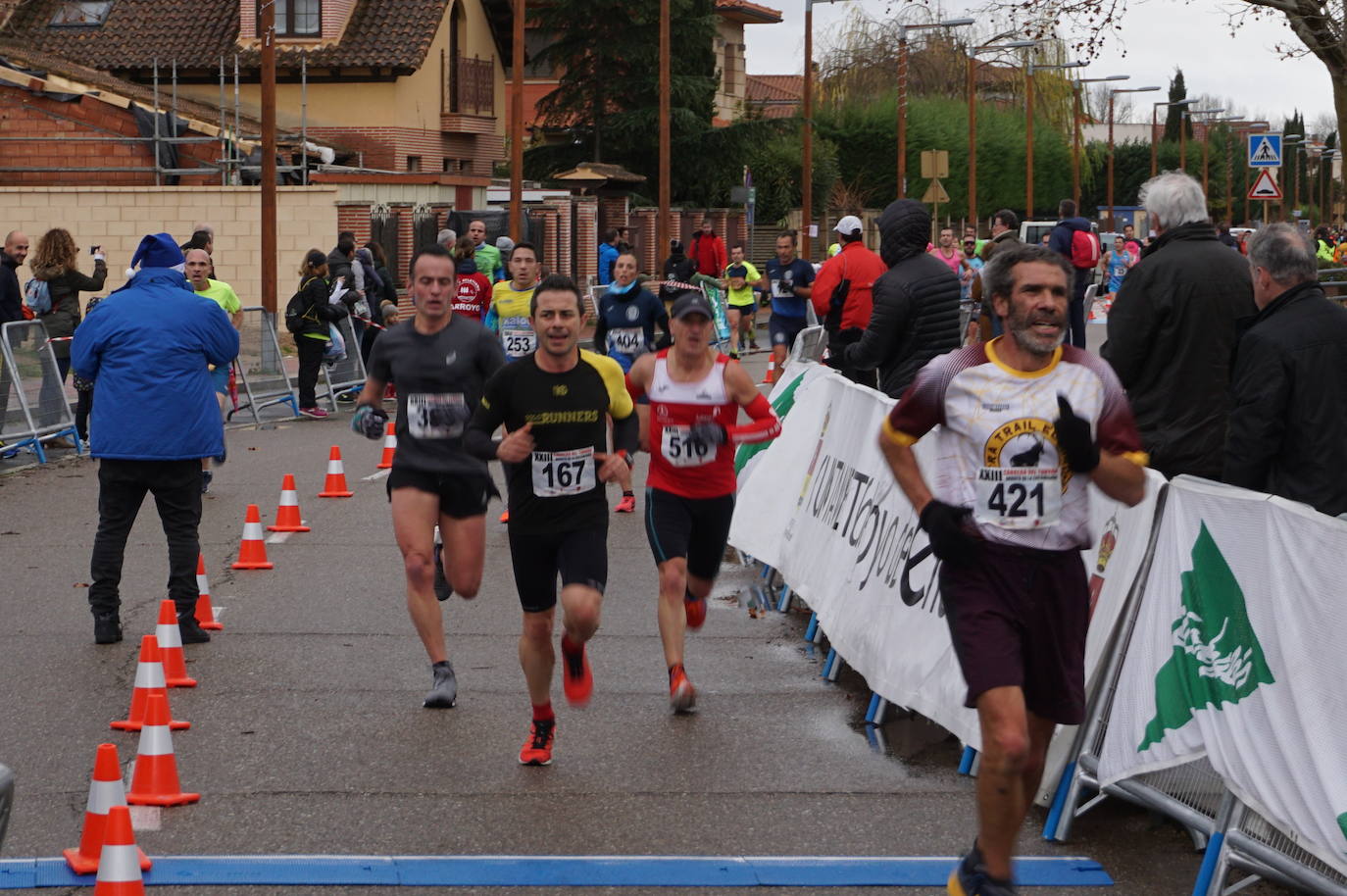 Los alegres y divertidos disfraces cobran protagonismo cada año en la Carrera del Turrón de Arroyo. 