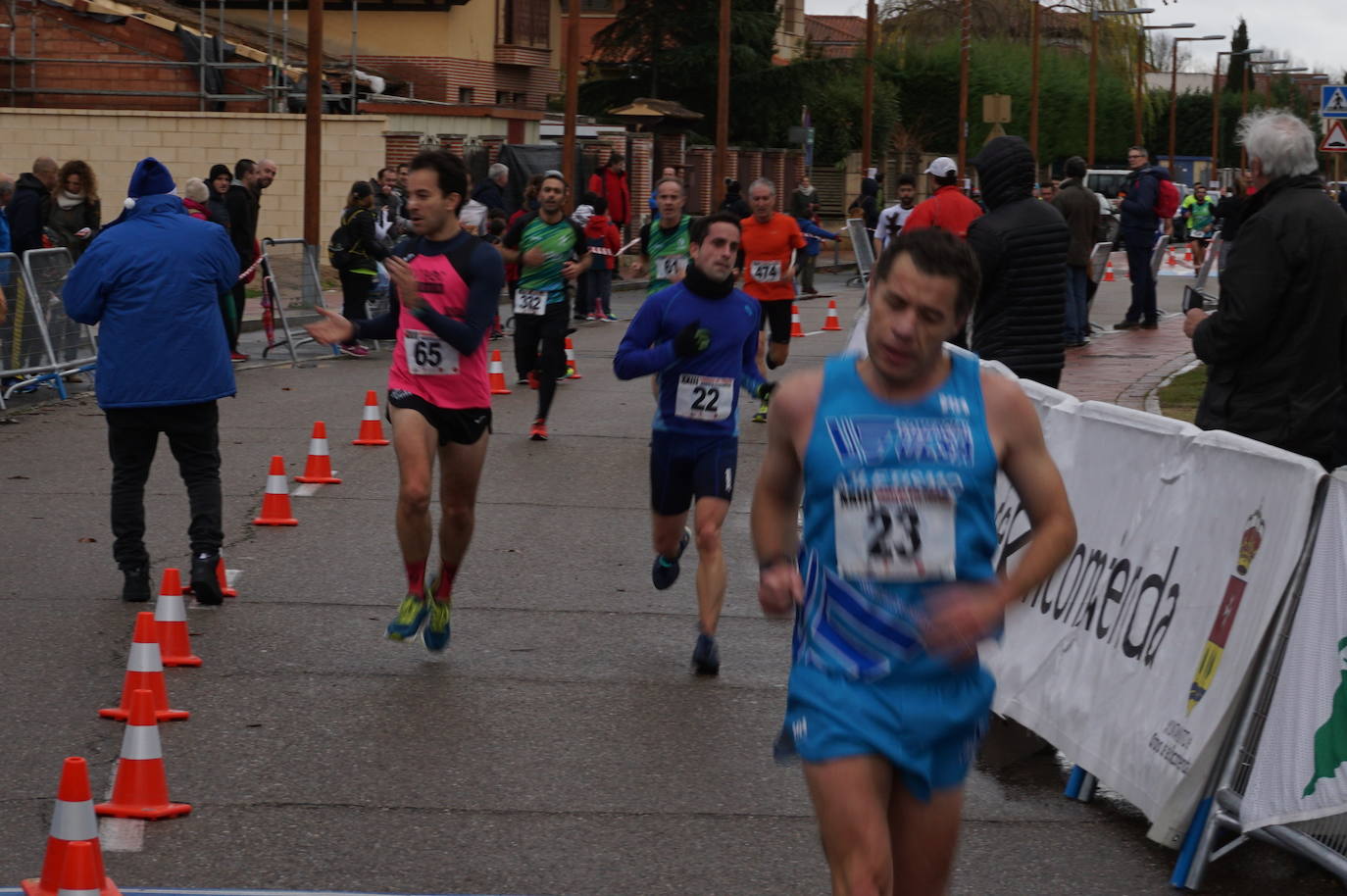 Los alegres y divertidos disfraces cobran protagonismo cada año en la Carrera del Turrón de Arroyo. 