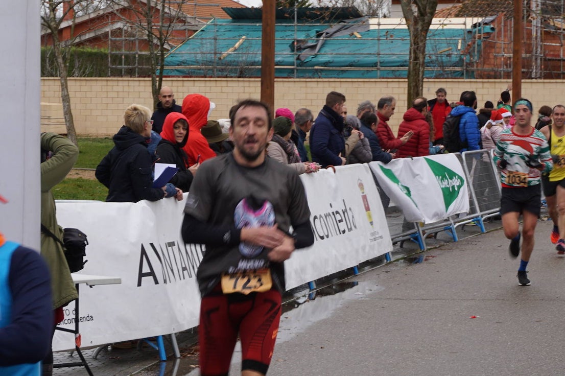 Los alegres y divertidos disfraces cobran protagonismo cada año en la Carrera del Turrón de Arroyo. 