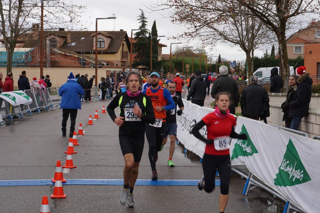Los alegres y divertidos disfraces cobran protagonismo cada año en la Carrera del Turrón de Arroyo. 
