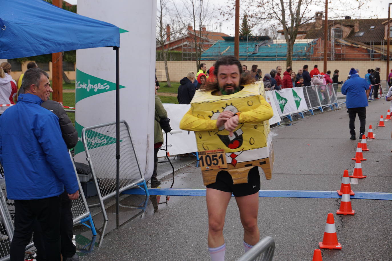 Los alegres y divertidos disfraces cobran protagonismo cada año en la Carrera del Turrón de Arroyo. 