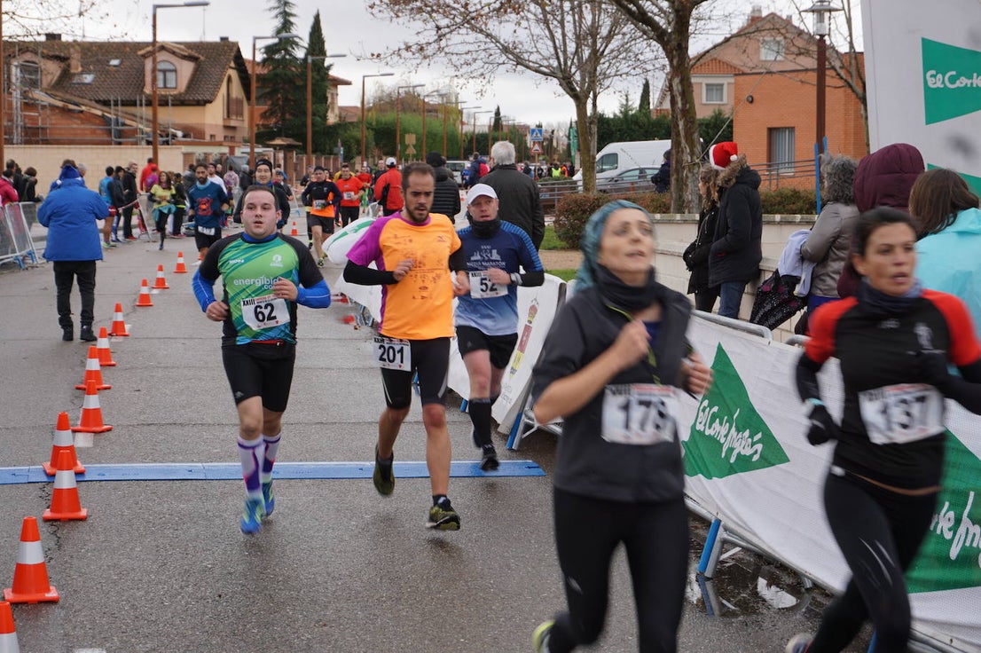 Los alegres y divertidos disfraces cobran protagonismo cada año en la Carrera del Turrón de Arroyo. 