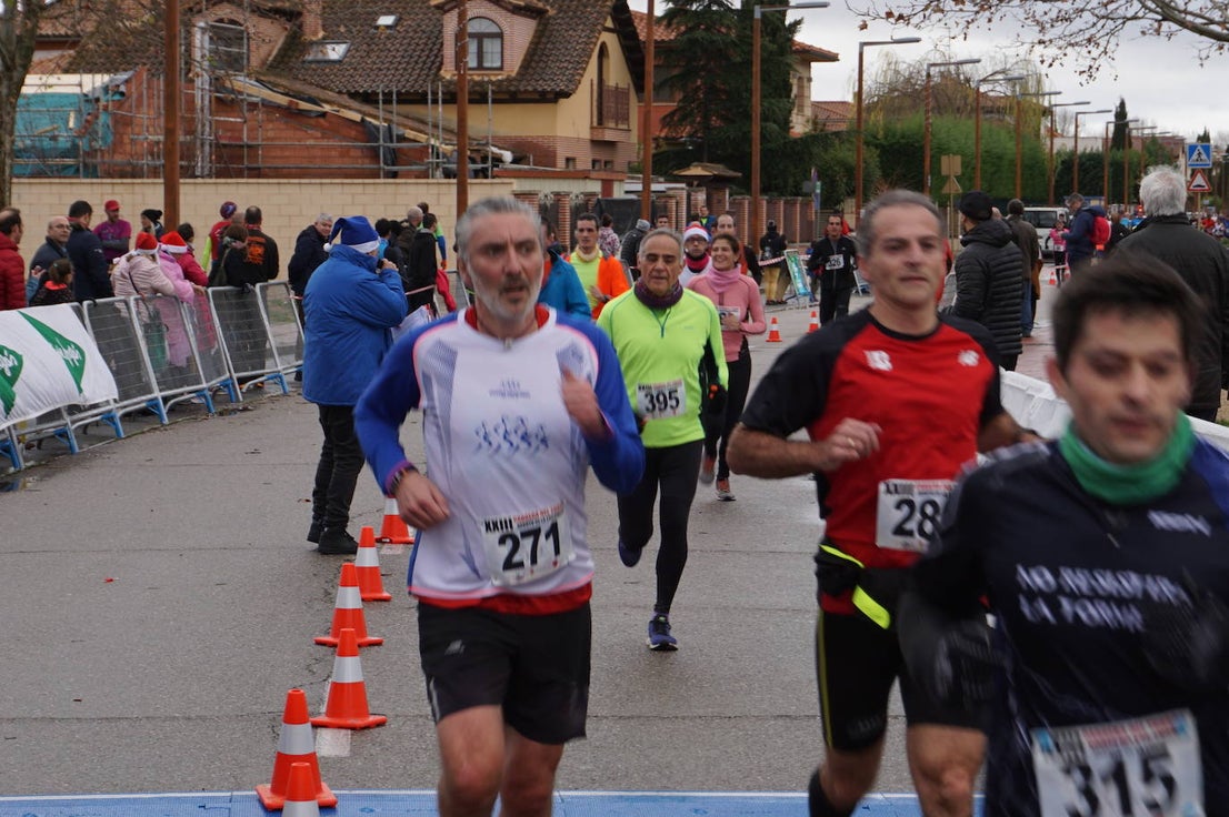 Los alegres y divertidos disfraces cobran protagonismo cada año en la Carrera del Turrón de Arroyo. 