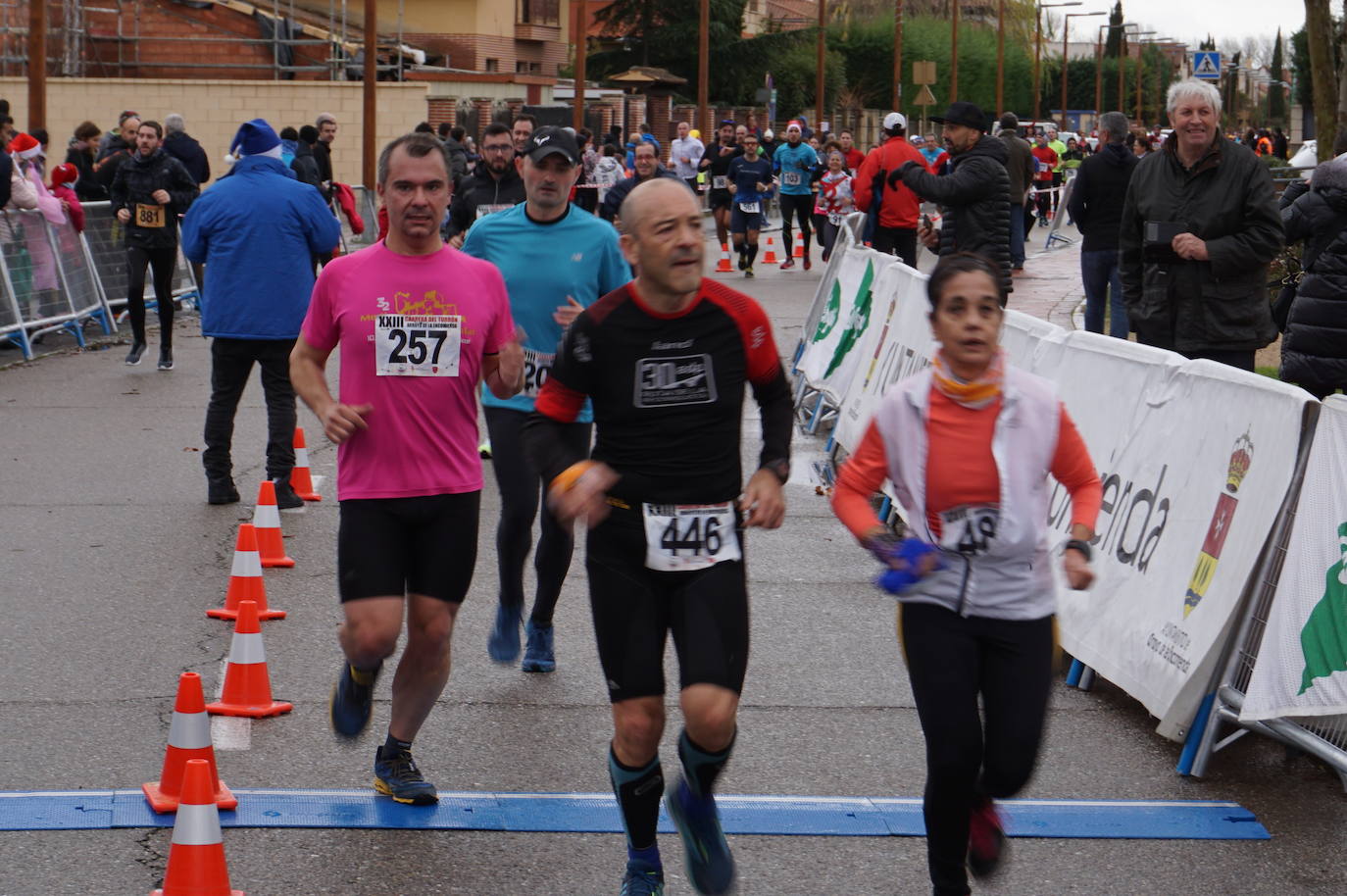 Los alegres y divertidos disfraces cobran protagonismo cada año en la Carrera del Turrón de Arroyo. 