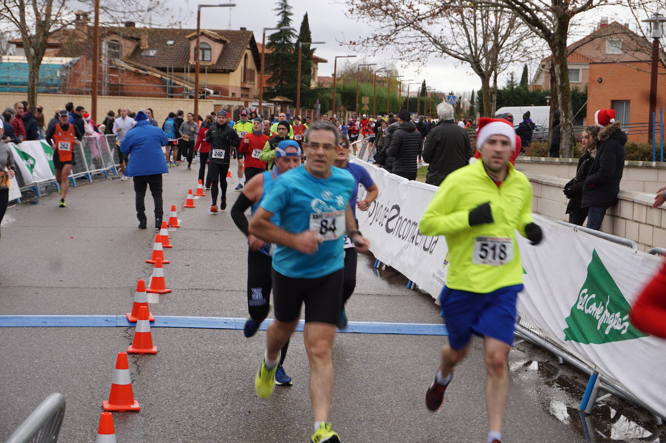 Los alegres y divertidos disfraces cobran protagonismo cada año en la Carrera del Turrón de Arroyo. 
