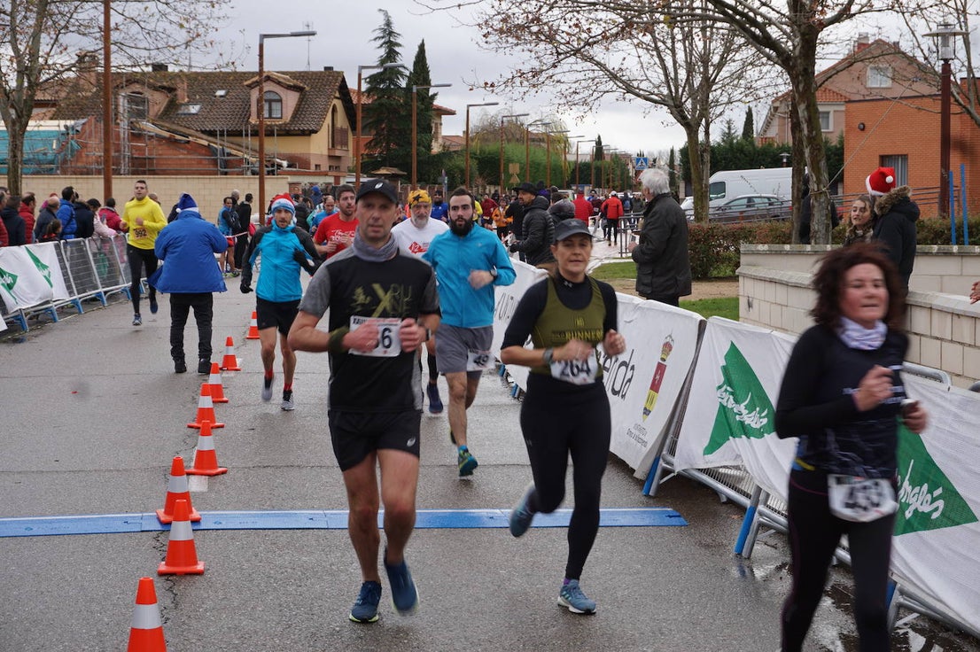 Los alegres y divertidos disfraces cobran protagonismo cada año en la Carrera del Turrón de Arroyo. 