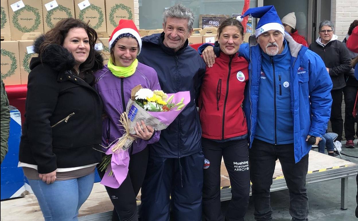 Amanda Nogales, recuperada tras el susto de hace tres años en la Carrera del Turrón de Arroyo, junto a las autoridades y organizadores de la prueba. 