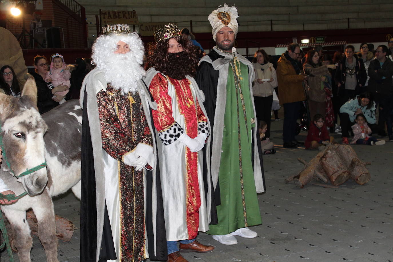 Adoración de los Reyes Magos al Niño Jesús en el portal de Belén. 