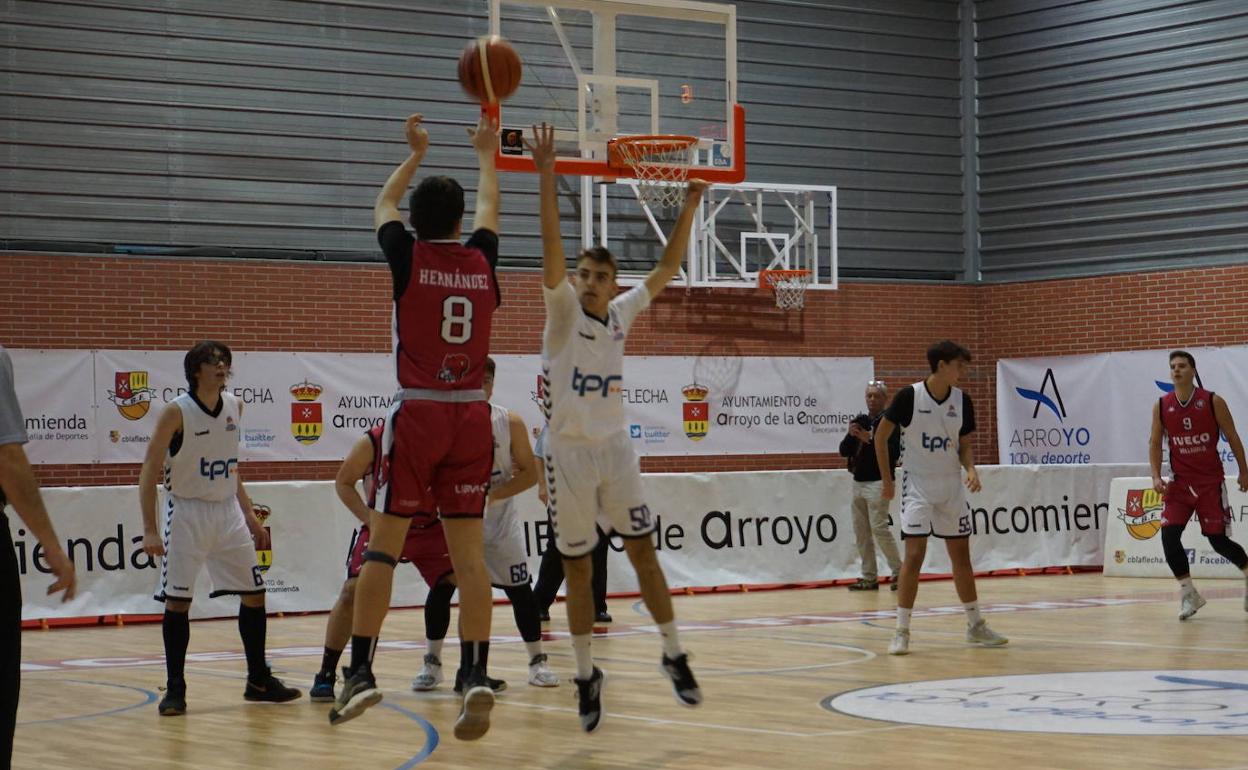 Dani Hernández lanza uno de los triples que anotó en el debut del Iveco CBC Valladolid en el torneo del que son el vigente campeón. 