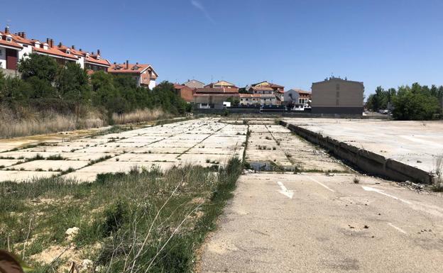 Toda la estructura de la desaparecida Cartisa desapareció hace años, quedando diáfana la parcela. 