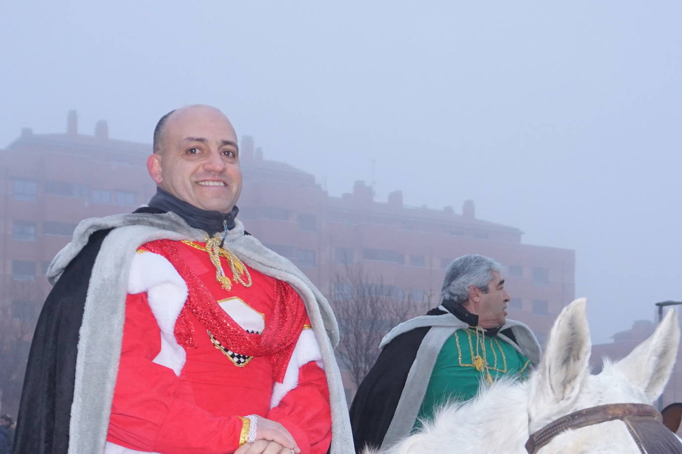 Baltasar lanza caramelos a los más pequeños de Arroyo desde su carroza. 