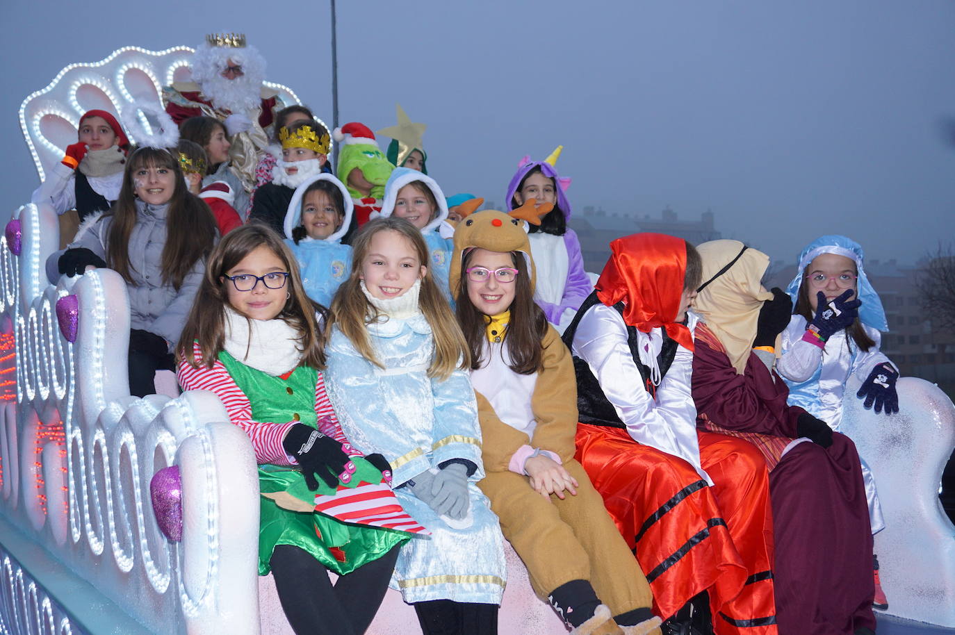 Baltasar lanza caramelos a los más pequeños de Arroyo desde su carroza. 