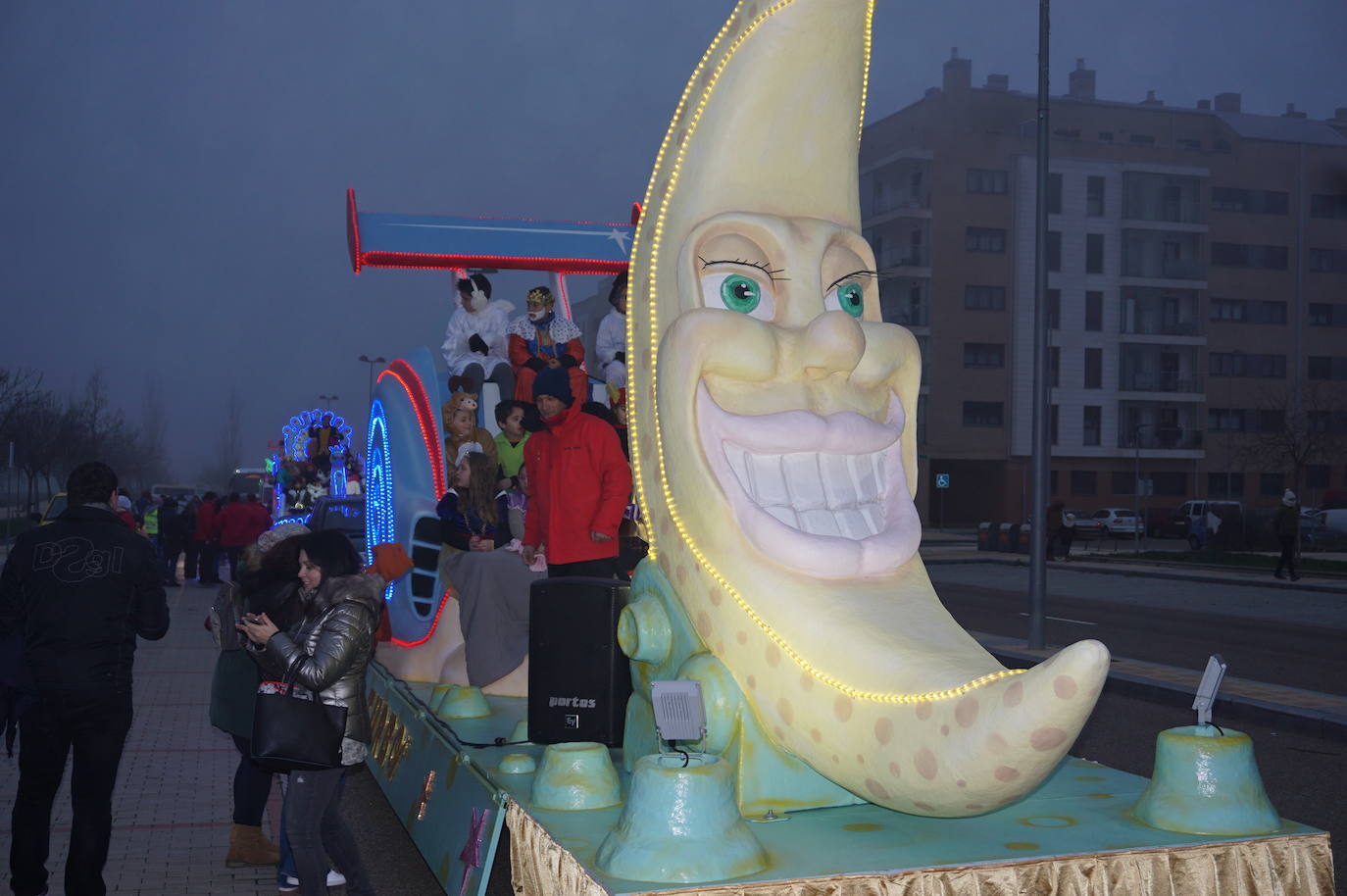 Baltasar lanza caramelos a los más pequeños de Arroyo desde su carroza. 