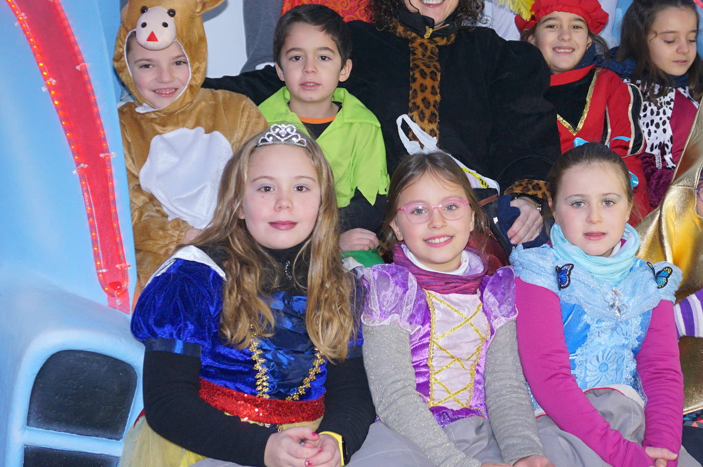 Baltasar lanza caramelos a los más pequeños de Arroyo desde su carroza. 