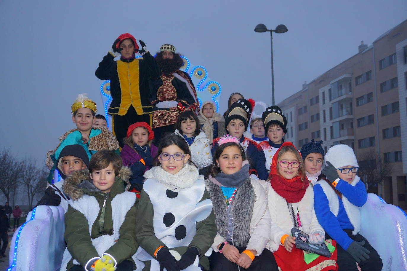 Baltasar lanza caramelos a los más pequeños de Arroyo desde su carroza. 