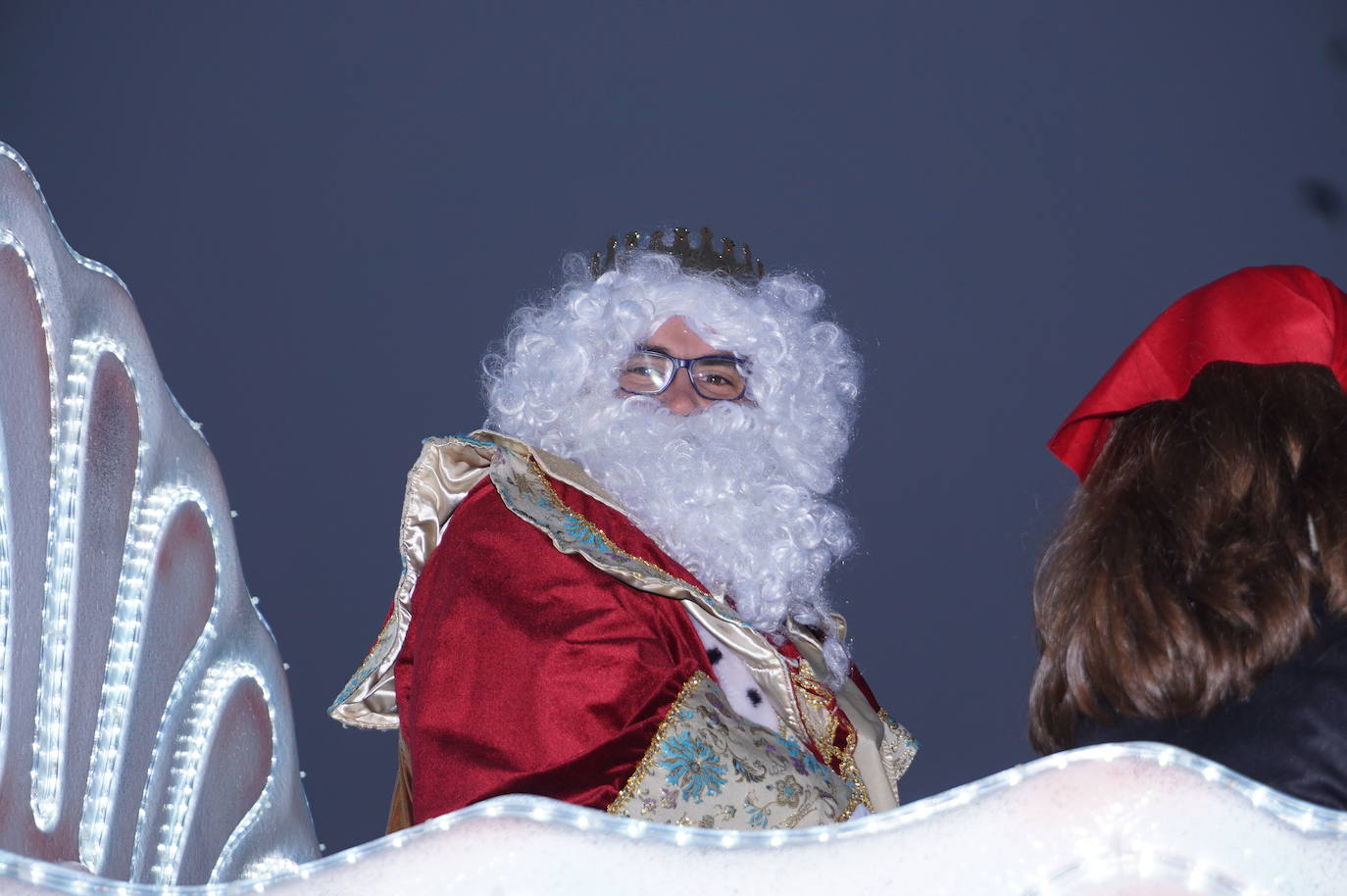 Baltasar lanza caramelos a los más pequeños de Arroyo desde su carroza. 