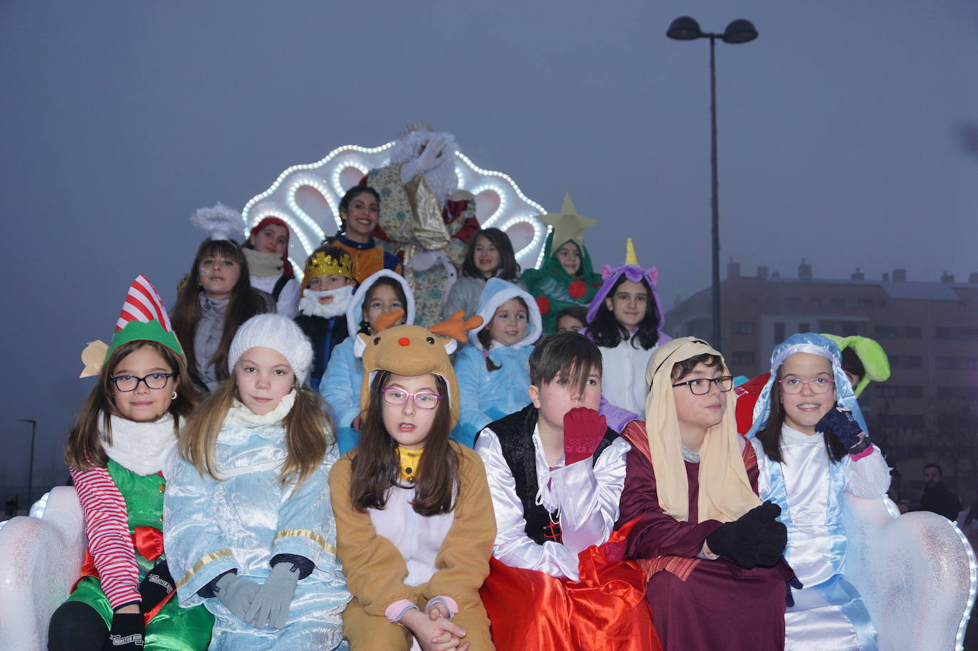 Baltasar lanza caramelos a los más pequeños de Arroyo desde su carroza. 