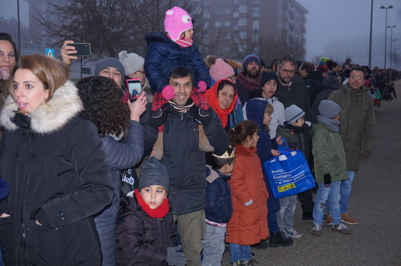 Baltasar lanza caramelos a los más pequeños de Arroyo desde su carroza. 