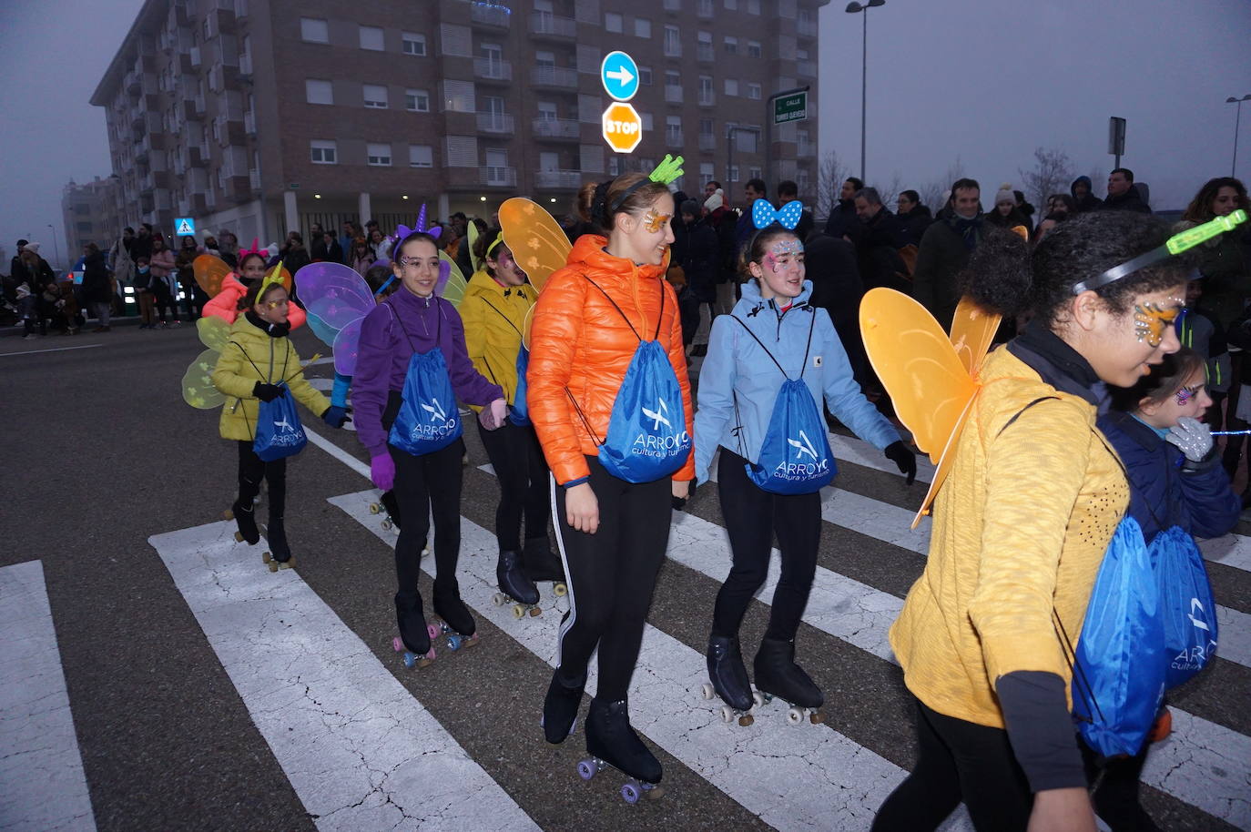 Baltasar lanza caramelos a los más pequeños de Arroyo desde su carroza. 