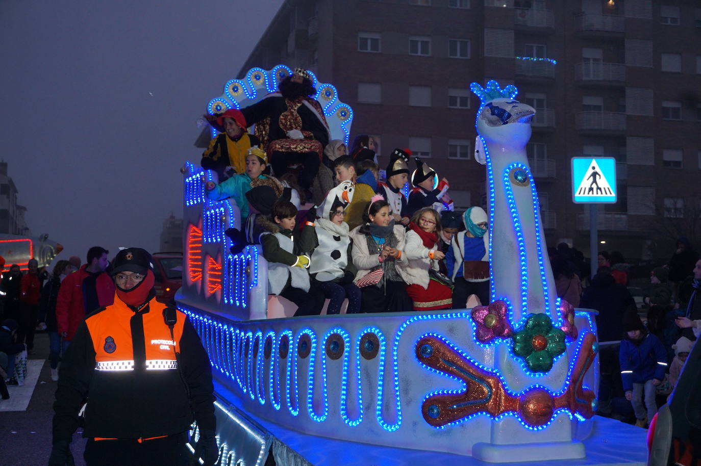 Baltasar lanza caramelos a los más pequeños de Arroyo desde su carroza. 