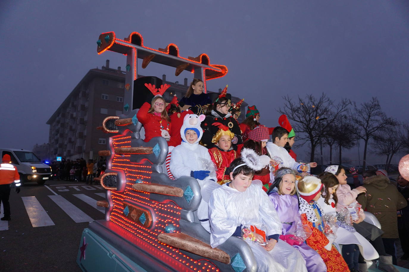 Baltasar lanza caramelos a los más pequeños de Arroyo desde su carroza. 