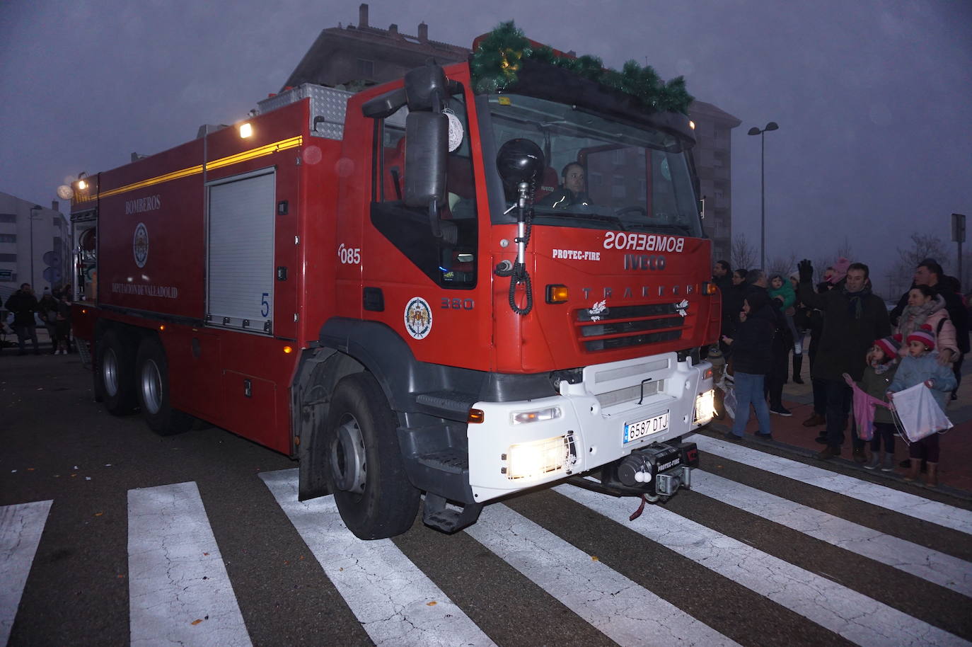 Baltasar lanza caramelos a los más pequeños de Arroyo desde su carroza. 