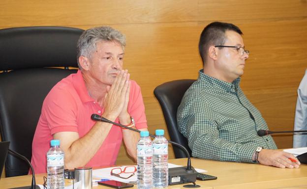 El alcalde de Arroyo, Sarbelio Fernández, junto al portavoz de IPAE, Luis Gago. 