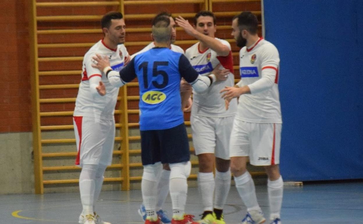 Los jugadores del Unión Arroyo celebrando uno de los goles. 