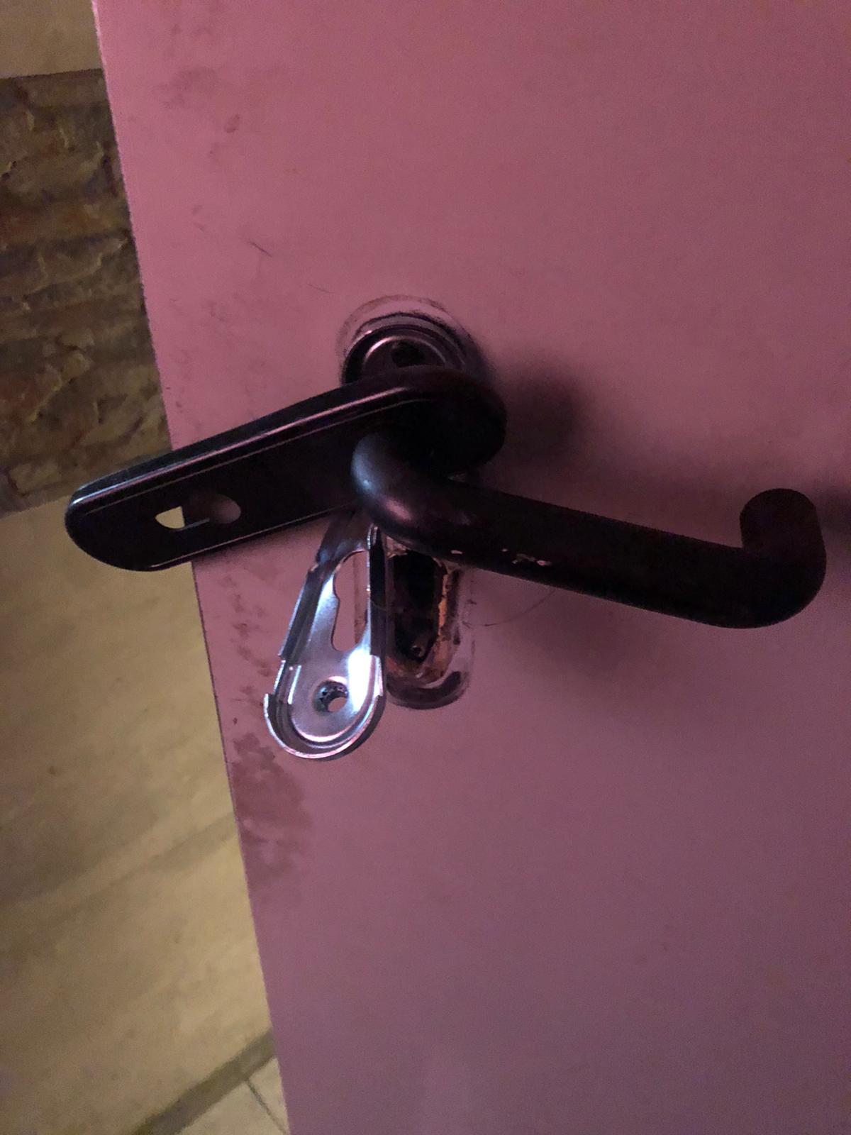 Picaporte y cerradura reventados a mazazos de una de las tres puertas de acceso al bar La Reja de Arroyo de la Encomienda. 