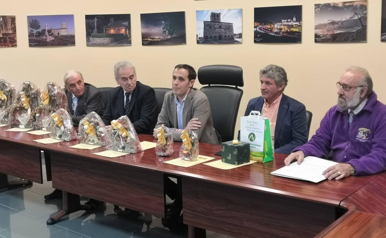 Mesa presidencial y premios durante el acto de entrega. 