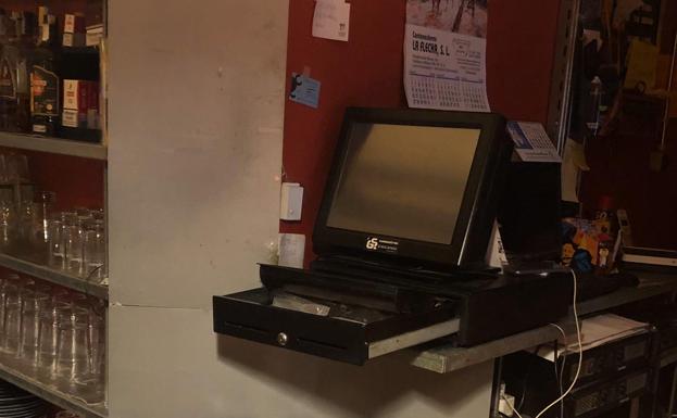 Caja registradora cuyo contenido también ha sido sustraído. 