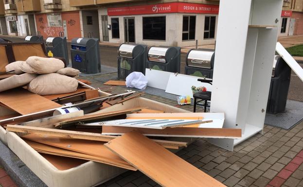 Maderas, estanterías, armarios y hasta un canapé tirados en plena calle. 