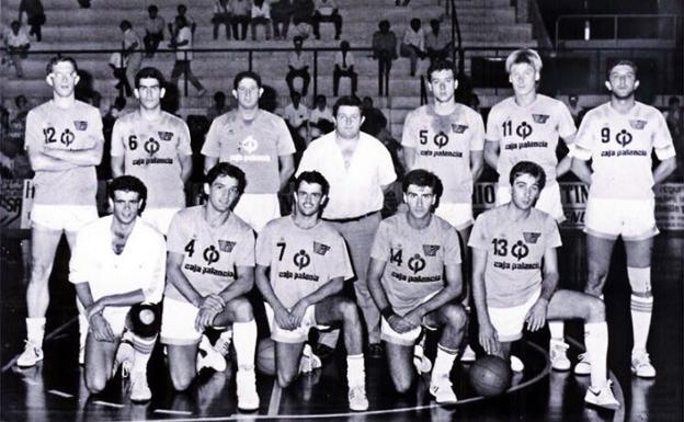 Guti, en el centro, con la plantilla del C. B: Palencia de baloncesto en los años 80. 