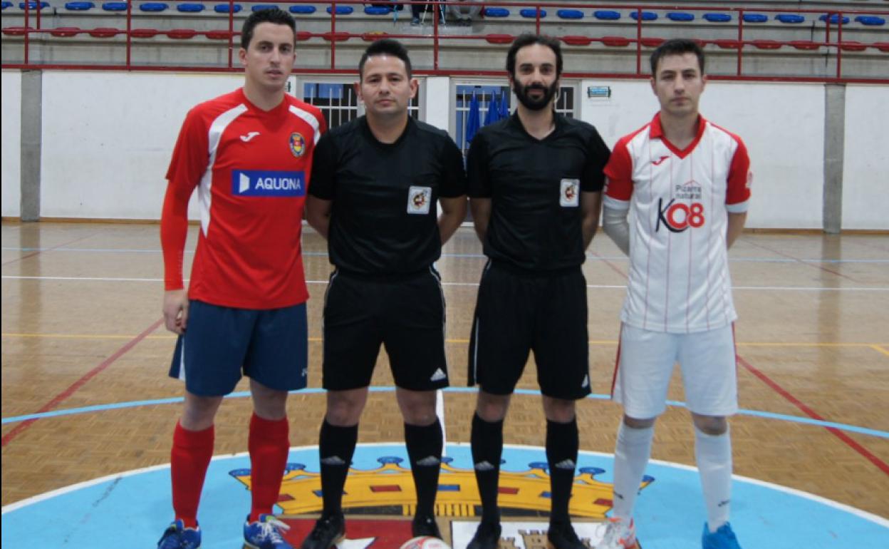 La pareja arbitral con los capitanes de ambos equipos antes del inicio del choque. 