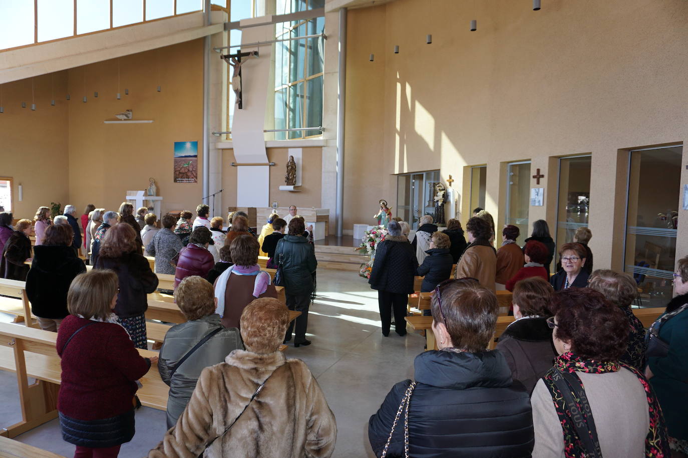 Traspaso de la vara de mando entre la Águeda saliente y la entrante. 