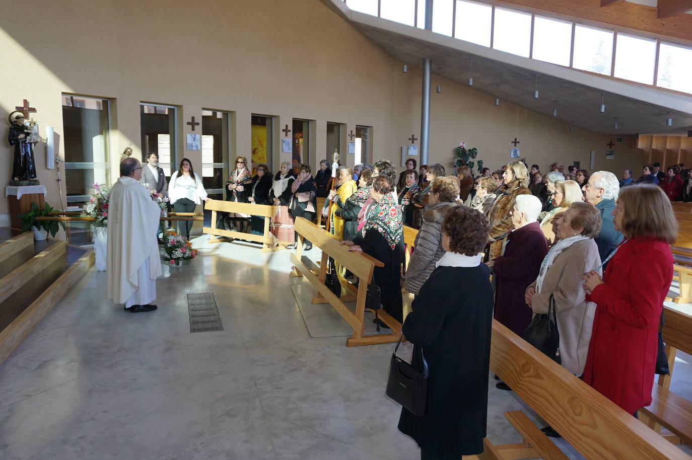 Traspaso de la vara de mando entre la Águeda saliente y la entrante. 