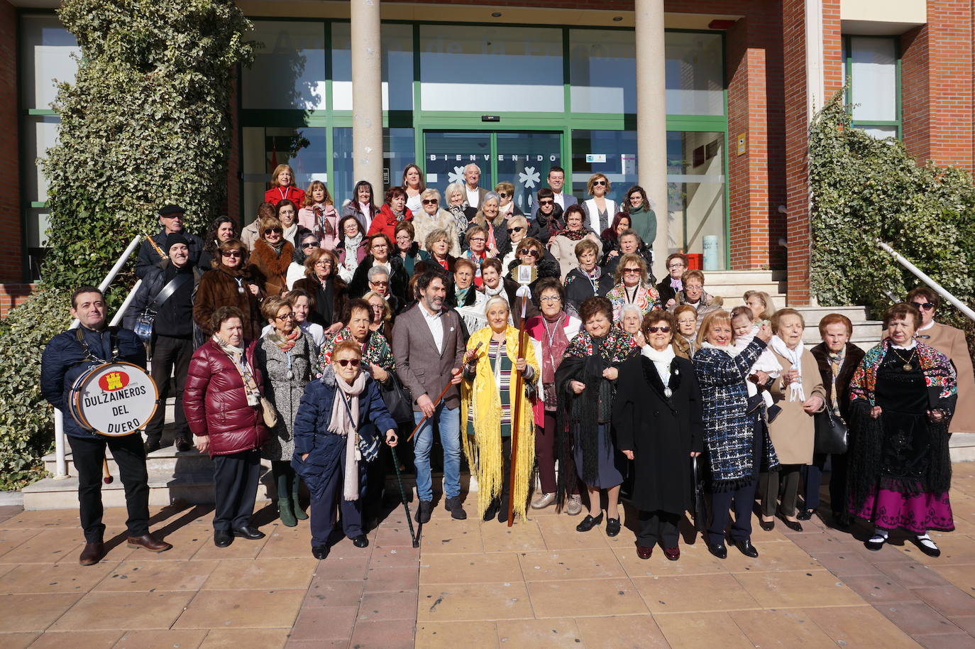 Traspaso de la vara de mando entre la Águeda saliente y la entrante. 