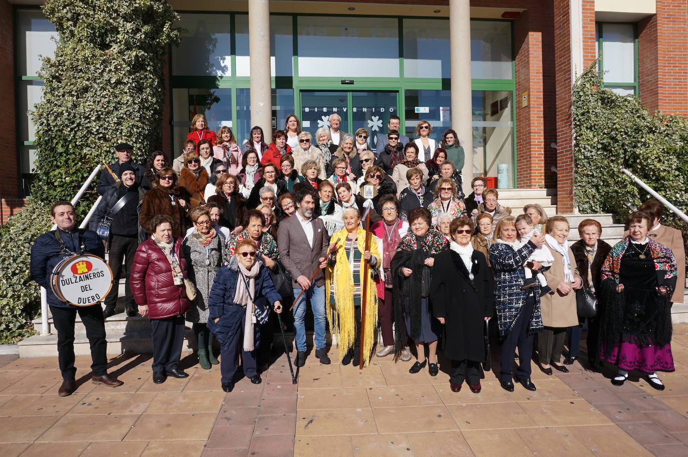 Traspaso de la vara de mando entre la Águeda saliente y la entrante. 