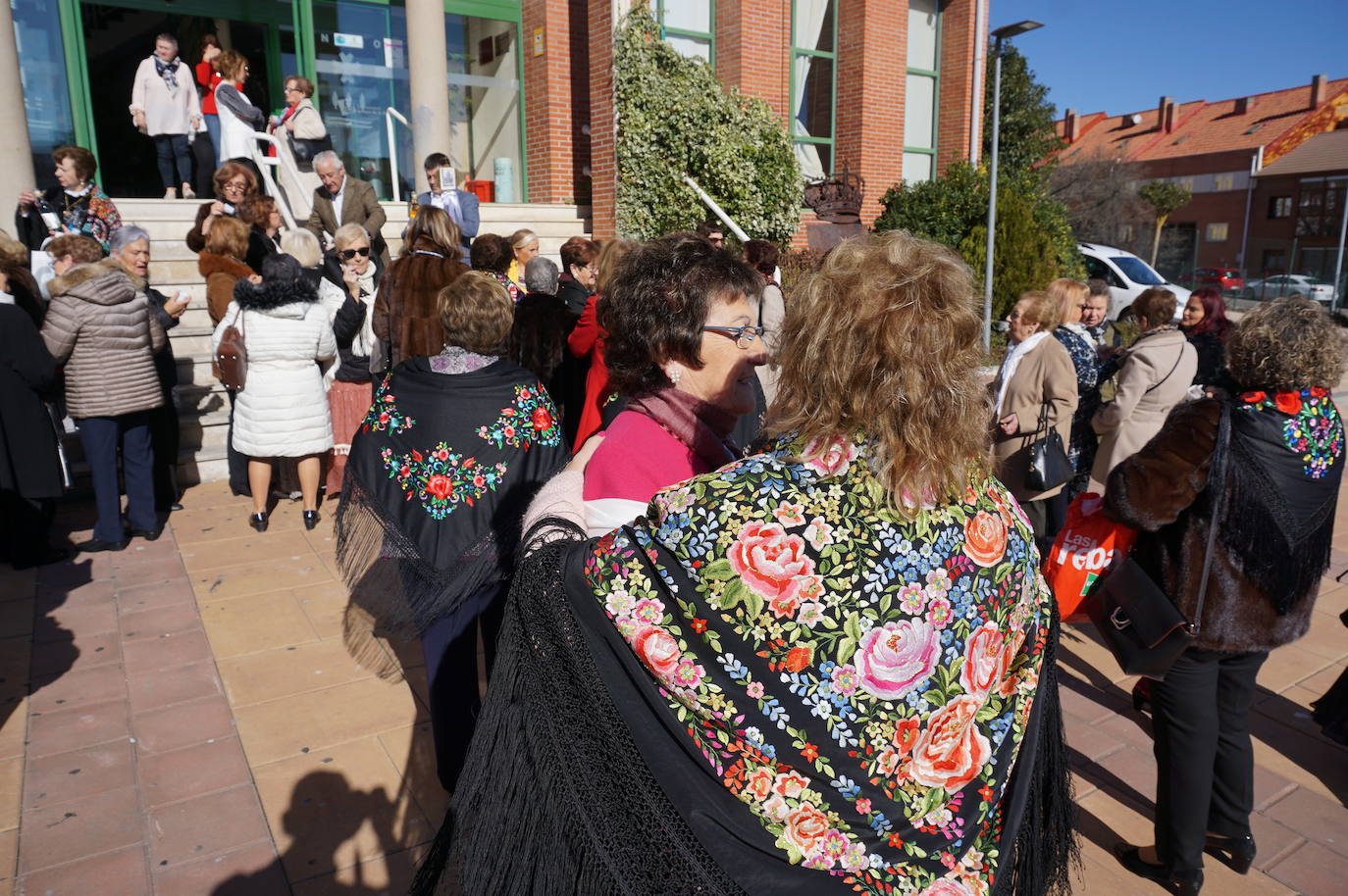 Traspaso de la vara de mando entre la Águeda saliente y la entrante. 