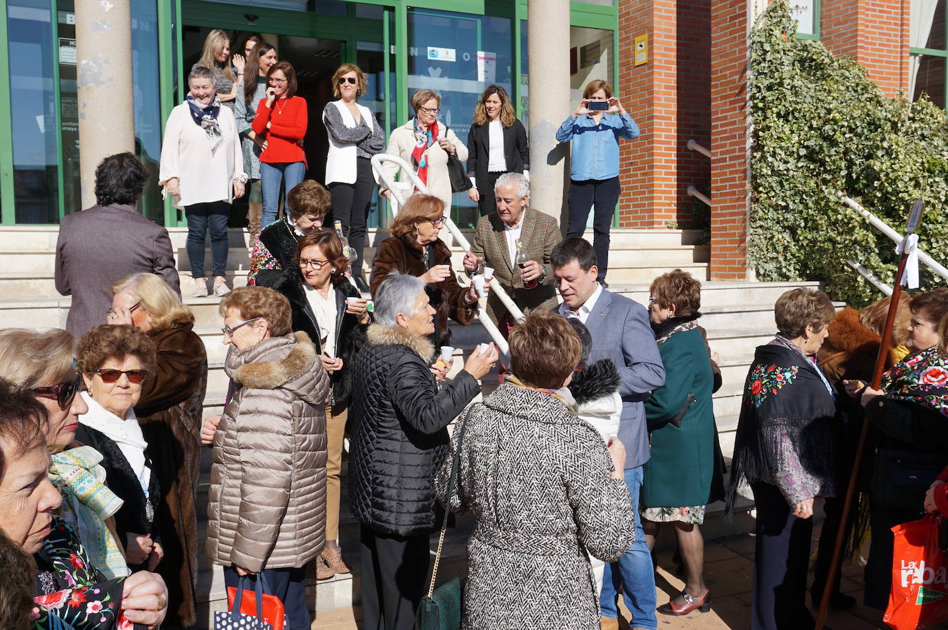 Traspaso de la vara de mando entre la Águeda saliente y la entrante. 