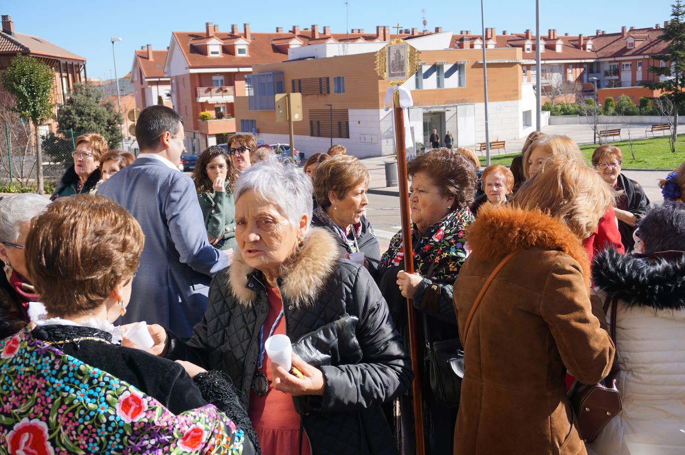 Traspaso de la vara de mando entre la Águeda saliente y la entrante. 