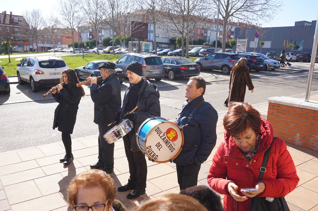 Traspaso de la vara de mando entre la Águeda saliente y la entrante. 