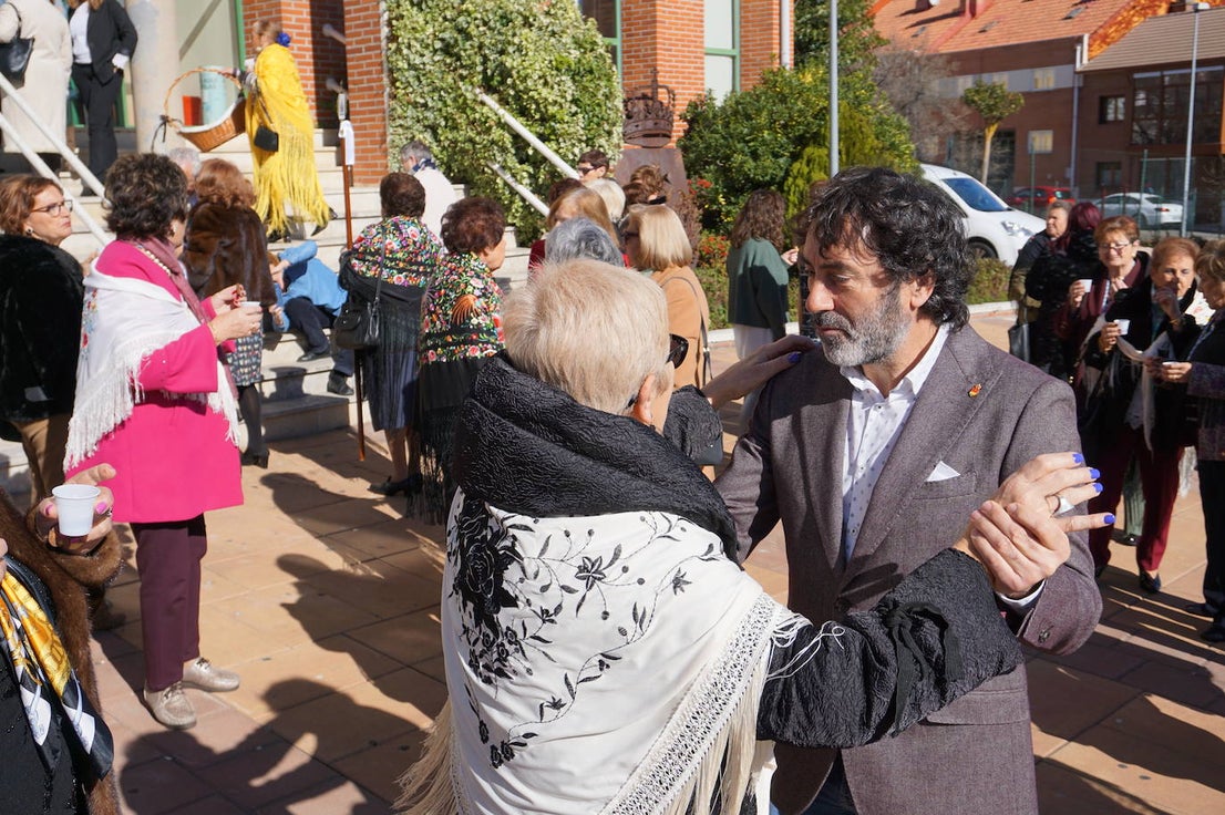 Traspaso de la vara de mando entre la Águeda saliente y la entrante. 