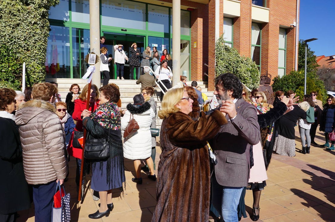 Traspaso de la vara de mando entre la Águeda saliente y la entrante. 