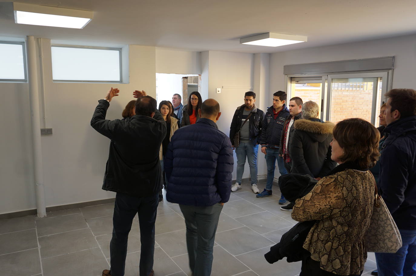 Ls alumnos que han realizado el curso de 900 horas durante seis meses y han recuperado las antiguas escuelas de La Flecha para ser el centro de ocio juvenil. 