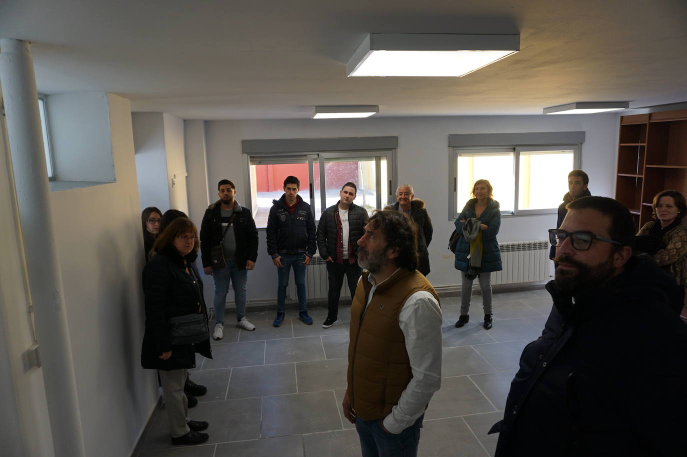 Ls alumnos que han realizado el curso de 900 horas durante seis meses y han recuperado las antiguas escuelas de La Flecha para ser el centro de ocio juvenil. 