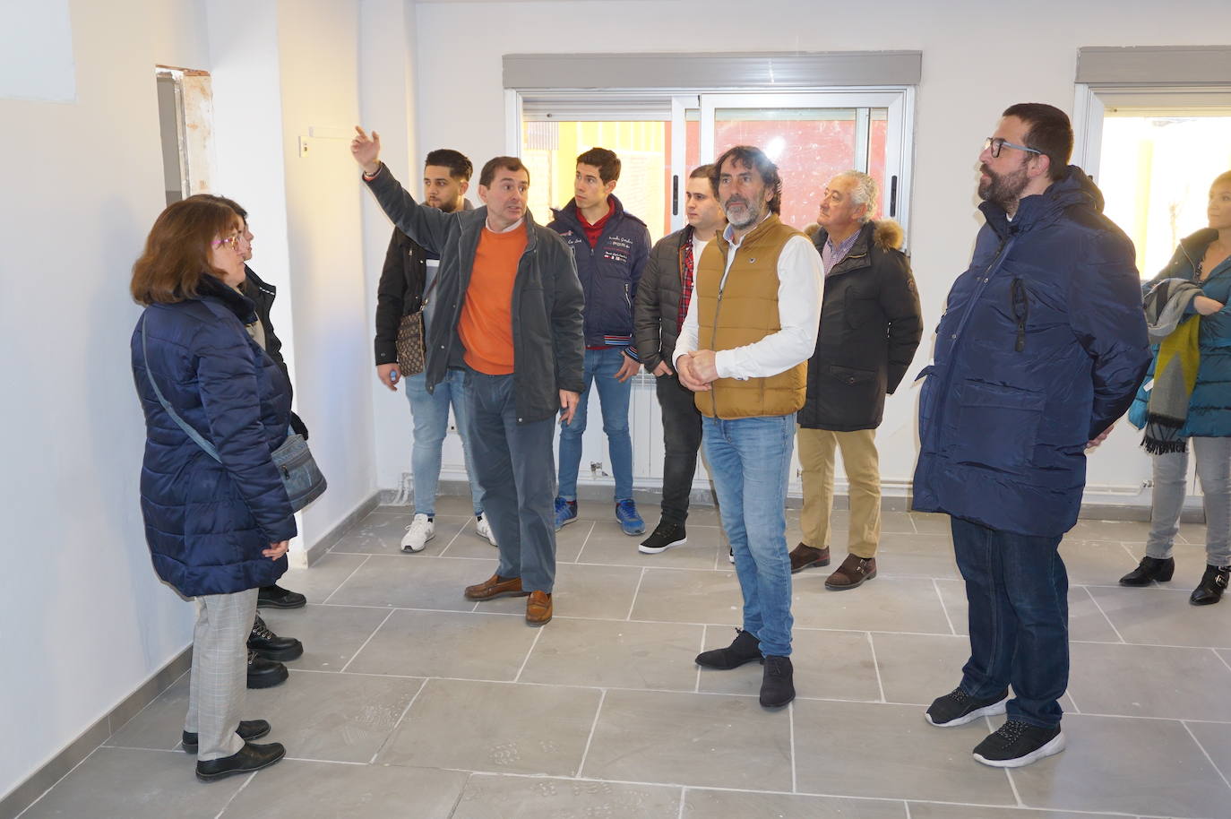 Ls alumnos que han realizado el curso de 900 horas durante seis meses y han recuperado las antiguas escuelas de La Flecha para ser el centro de ocio juvenil. 