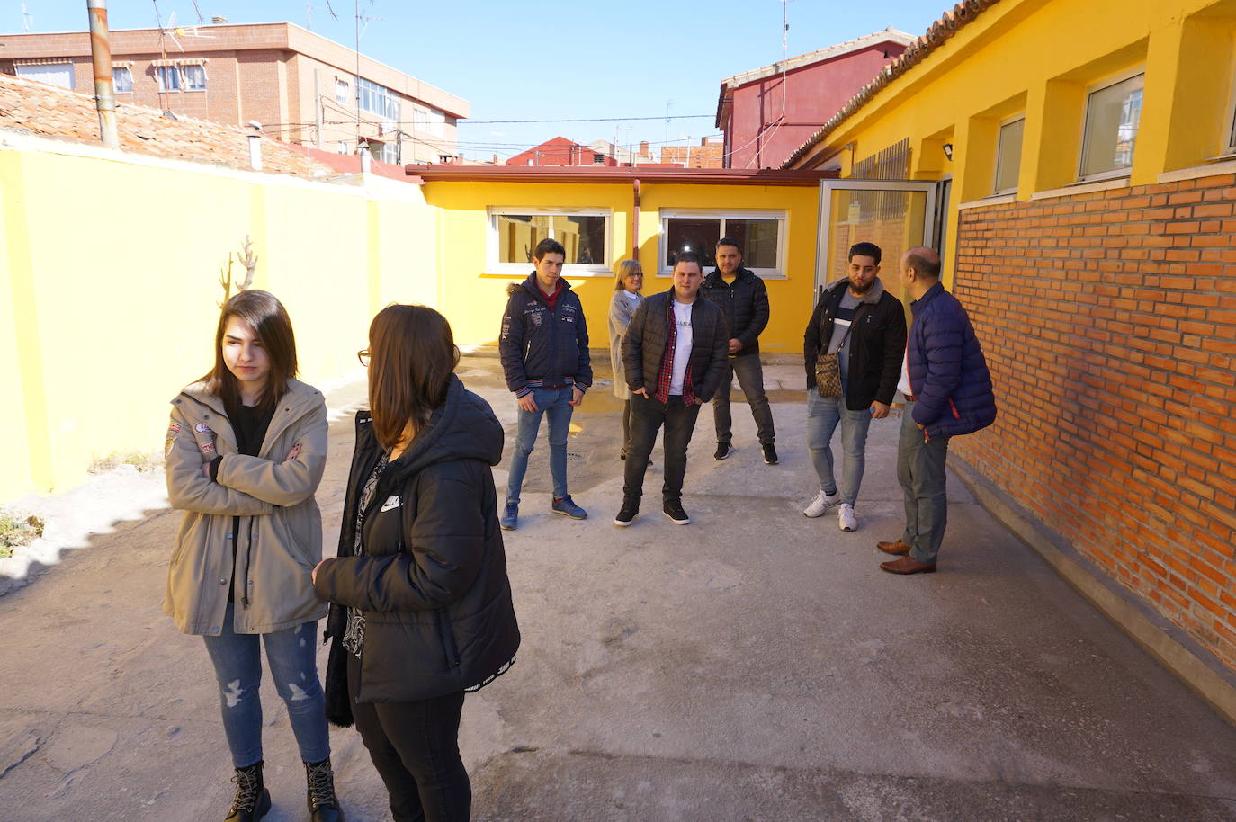 Ls alumnos que han realizado el curso de 900 horas durante seis meses y han recuperado las antiguas escuelas de La Flecha para ser el centro de ocio juvenil. 